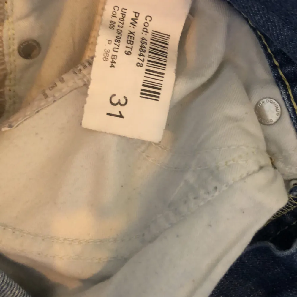 Tja!  Säljer dessa dondup jeans, modell George. Storleken är 31. Fräscha nu till sommaren. Pris 899. Jeans & Byxor.
