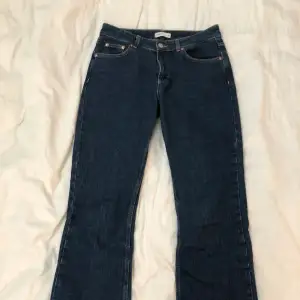 Low waist bootcut jeans från Ginatricot, super snygga jeans med utsvängda ben, storlek 38 o bra längd i benen på mig som är 173. Knappast använda då jag köpte dom i en storlek för stor 
