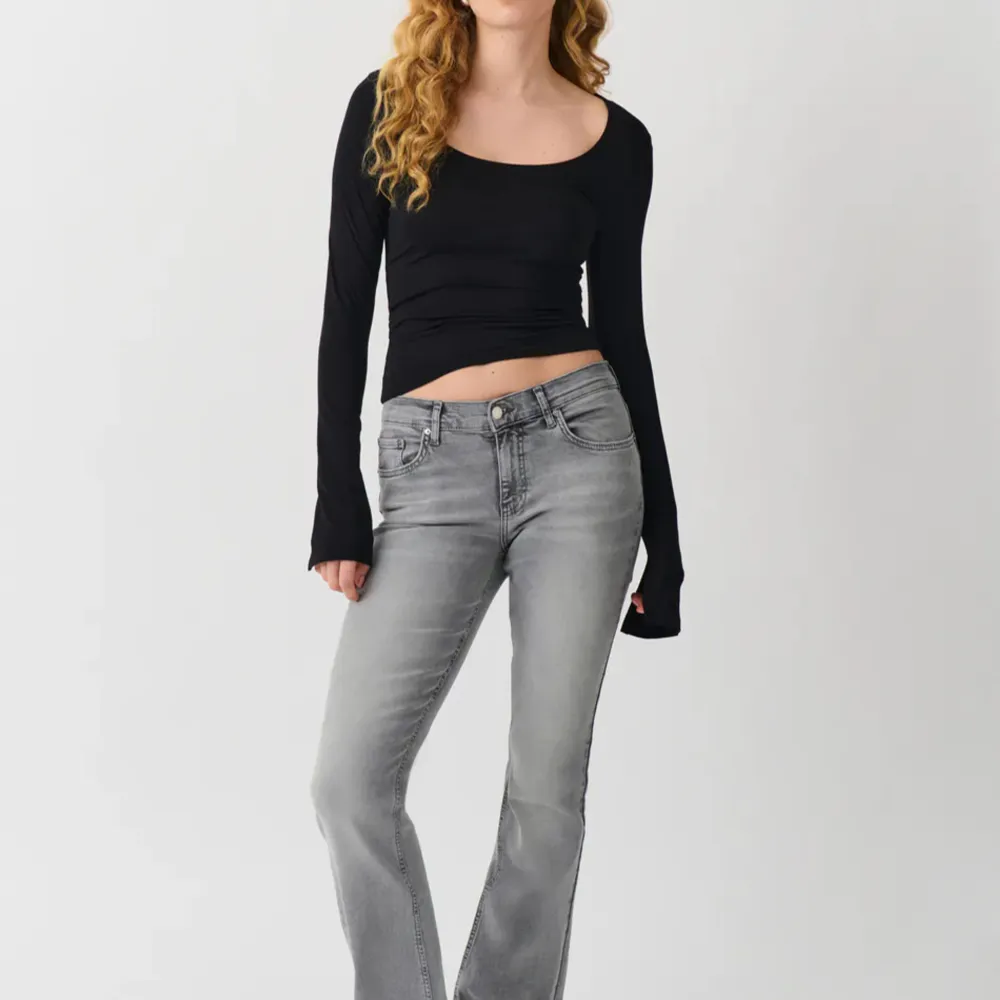 Säljer mina superfina lågmidjade jeans från Gina då dem dessvärre inte passar mig längre. Dem har inga defekter i över huvud taget och sitter superfint! Säg till vid frågor!. Jeans & Byxor.