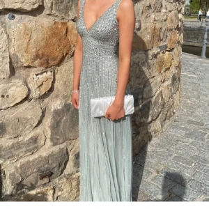 Balklänning lace and beads - Säljer denna superfina balklänning från Lace and Beads. Originalpris 1200kr. Klänningen passar perfekt om du är lite längre då den är i tall modell.  Jag har köpt denna klänning av en tjej som använt den vid ett tillfälle, för mig passade den inte.