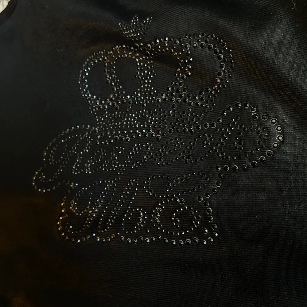 Adidas tjocktröja från kollektionen ”Respect me” med Missy Elliot, fina guld detaljer samt svarta glitterstenar på baksidan.. Tröjor & Koftor.