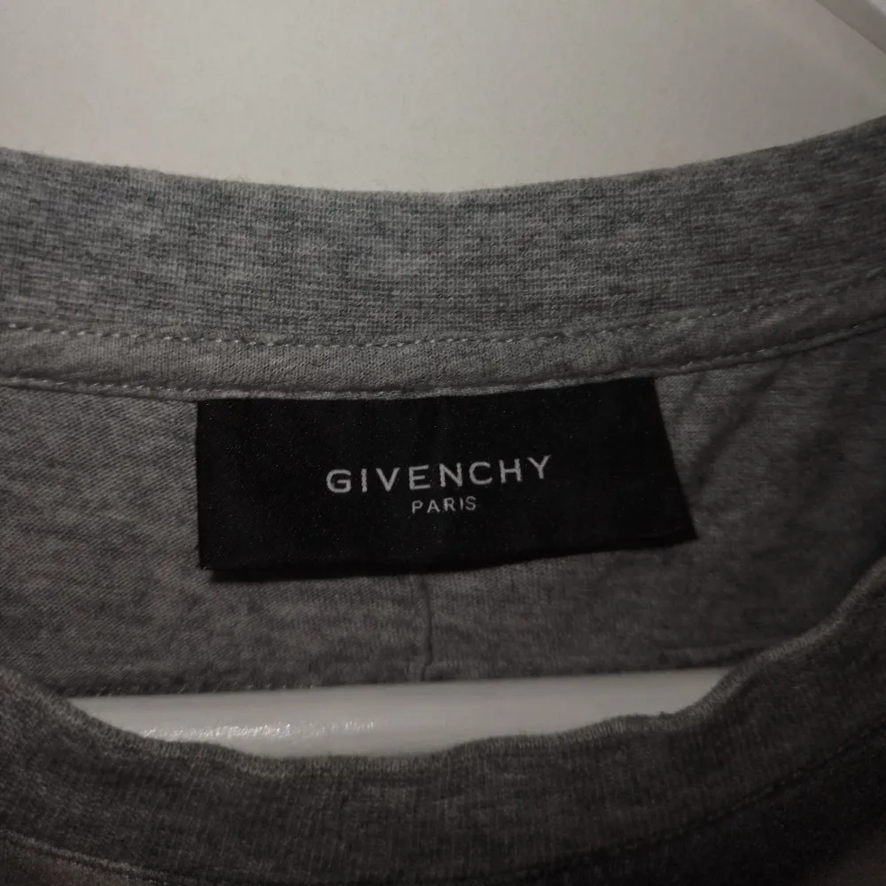 Baseball & skull print t-shirt från Givenchy. Storleken är M men modellen är oversize så den är stor i storleken. Från FW13 kollektionen. I fint skick.. T-shirts.