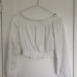 Fin croppad offshoulder topp, så fin till jeans eller kjol. 