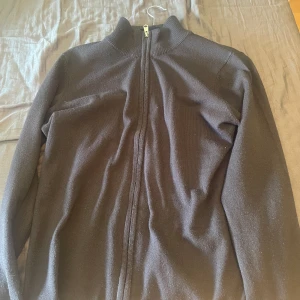 Kensington cashmere hel zip - Kensington cashmere hel zip i storlek S I använt skick Säljes då den inte används 