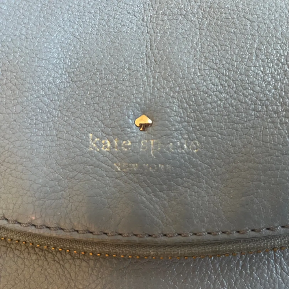 Säljer en vintage Kate Spade väska! Den är lite sliten men fortfarande i bra skick, den har också ett längre axelband. Skriv gärna för att se mer bilder eller om ni har några frågor. Kom också ihåg att skriva innan köp för att betala med swish! 🤍. Väskor.