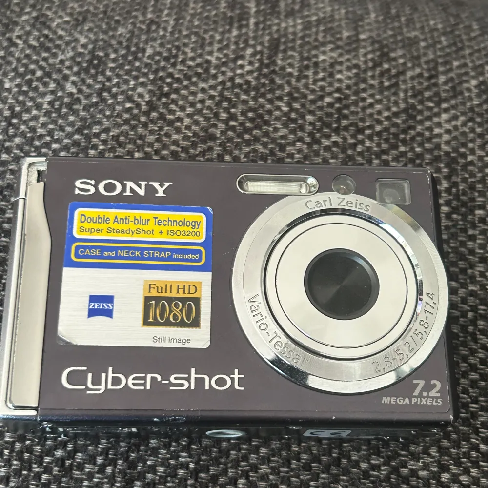 Den är ganska gammal så jag är inte säker att den funkar. Jag kunde tyvärr inte hitta någon minneskort, batteri eller laddare till den. Köparen står för frakten! . Muu.