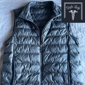 Hugo Boss väst - Boss väst i storlek M. Skick 8/10. Inga synliga skador bara använd mycket. Priset är inte hugget i sten.