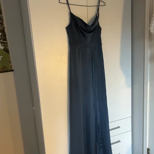 last minute skolavslutning/prom/student klänning - Säljer en blågrå klänning💓 använd endast en gång förra året för skolavslutningen, jättefint skick, PRIS KAN DISKUTERAS‼️