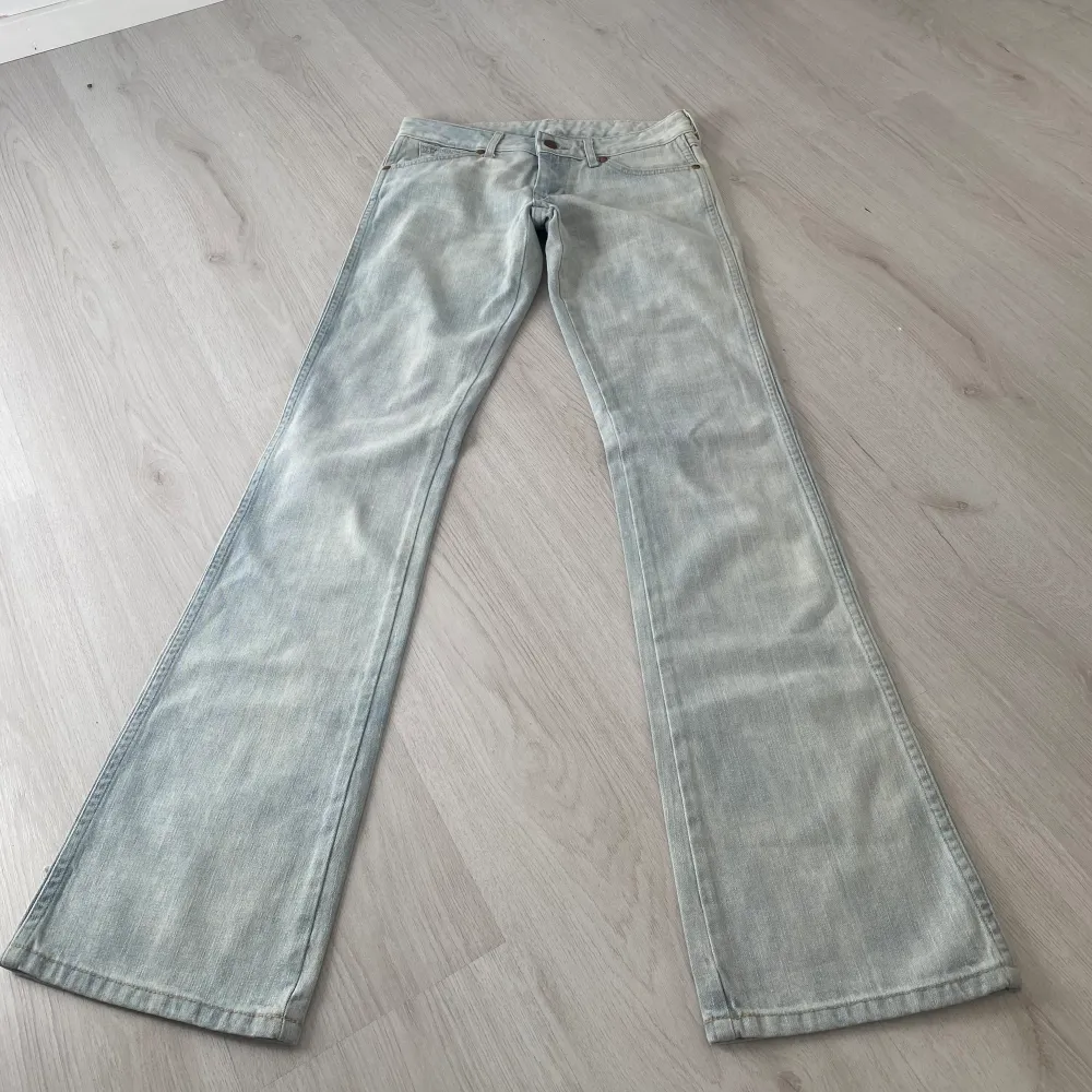 Ljusblå bootcut jeans superfina till sommaren💕midjemått ca 35 cm och innerbenslängd ca 79 cm:). Jeans & Byxor.