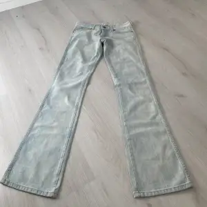 Ljusblå bootcut jeans superfina till sommaren💕midjemått ca 35 cm och innerbenslängd ca 79 cm:)