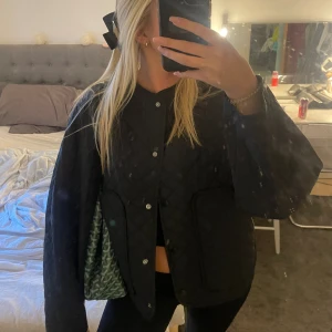 Vårjacka från Lindex  - Super snygg och skön vårjacka från Lindex, strl S och sitter super på mig som är 165❤️ Väldigt sommar/vårig och ej för tjock!  Säljer pga en användning för den 