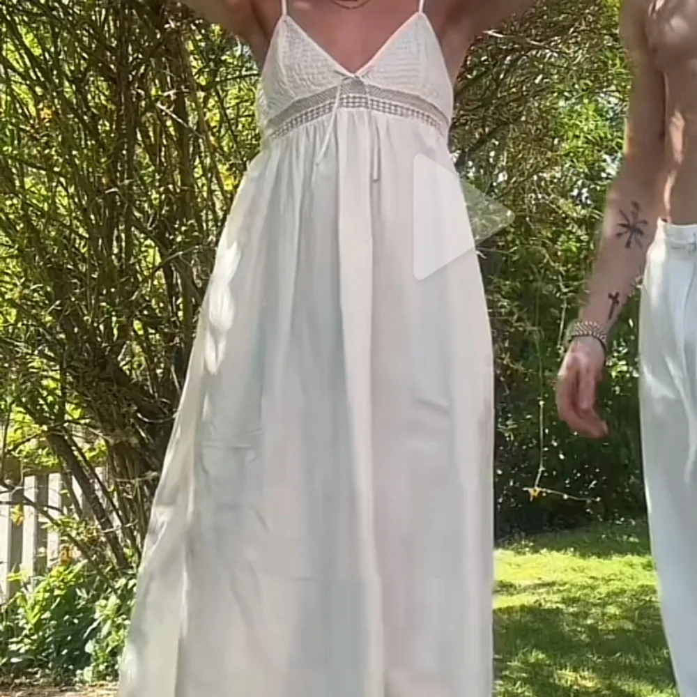 Säljer denna vita jättefina långklänningen som jag endast testat🫶🏼🫶🏼 helt perfekt nu till sommaren. Helt ny med lappen kvar 💕💕Pris kan sänkas till 300 vid snabb affär 🙏🏼. Klänningar.
