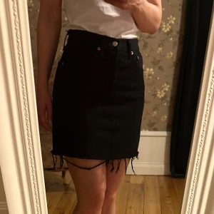 Jeanskjol Levi’s - Svart jeanskjol från Levi’s. Nyskick! Stl. 25. 