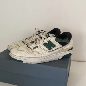  new balce 550 - Jag säljer mina new balscenen 550 med lite repor men ingetting som syns på långt håll väll andvända men funkar alltid. Dem är stilrena och dem är storlek 43 boxen kommer även med. Skorna är från sns. 