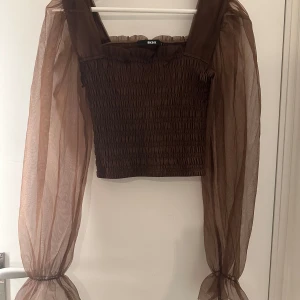 Tröja  - Säljer denna bruna tröjan ifrån Bikbok i storlek S🤎Knappt använt💕