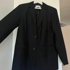Oversized blazer - Svart oversized blazer från Nelly. Fint skick!!