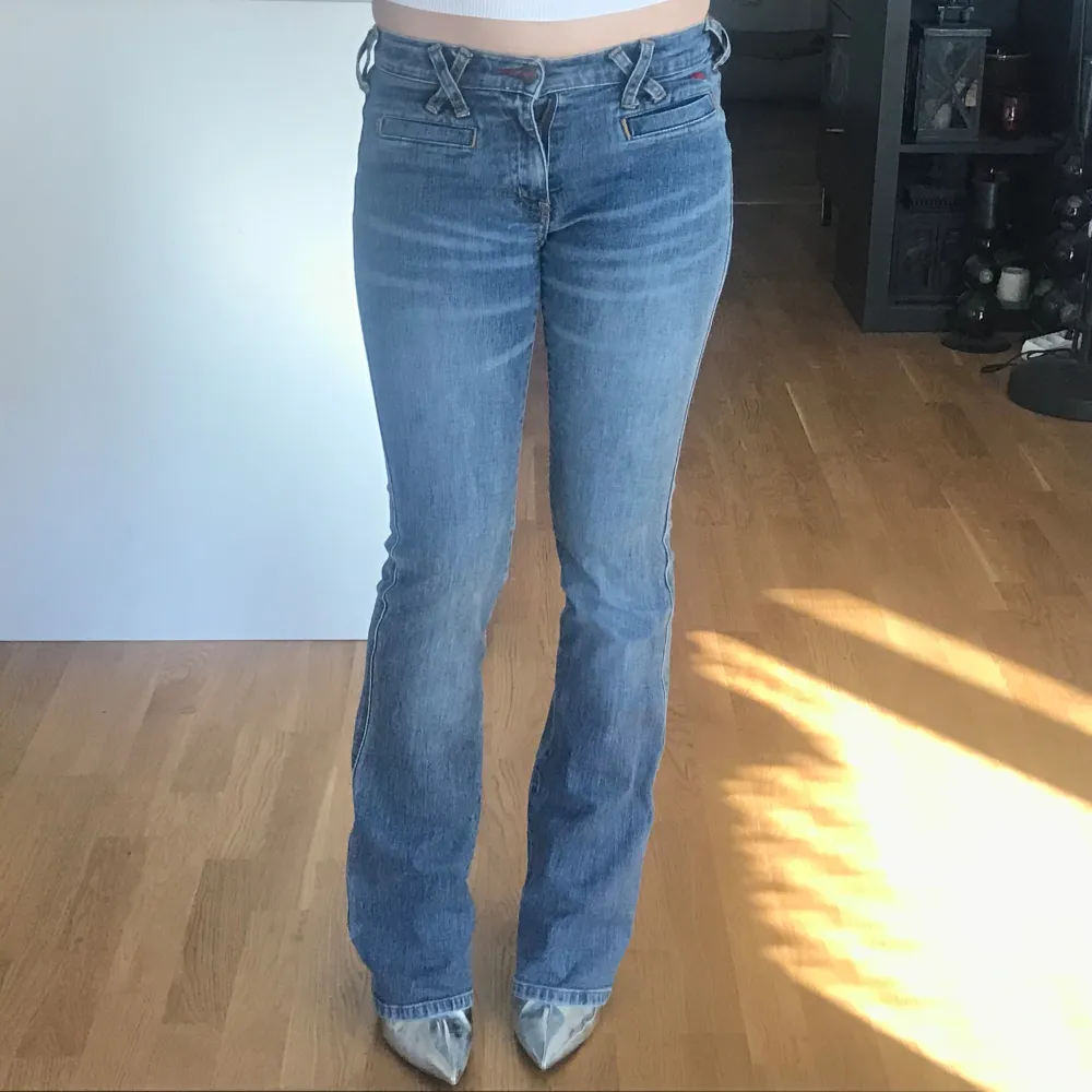 Drömmiga y2k jeans från Crocker i superbra skick 💎 Mått: midja rakt över 32 cm + stretch (jeansen är stretchiga) midjehöjd ca 19 innerben 81 cm Fräscha & nytvättade 🫧. Jeans & Byxor.