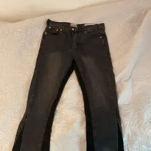 Svarta och snygga flared jeans med en najs sittform och bekväm material, Längd 31-32 bred 30 vid höften bred 29-28