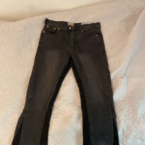 Gallery dept flared jeans - Svarta och snygga flared jeans med en najs sittform och bekväm material, Längd 31-32 bred 30 vid höften bred 29-28