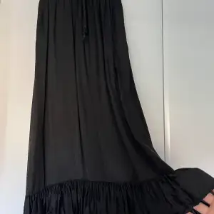 En svart lång kjol från zara. Använd fåtal gånger och i ett fint skick.