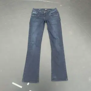 marinblå lågmidjade ltb jeans i storlek 26/34. kostar ca 850kr på zalando. fotade i dagsljus, ser nästan svarta ut inomhus, sista bild är hur dom sitter på och ser ut inne. midjemått: 74+ stretch || innerbenslängd: 84 cm 🖤 väldigt bra skick