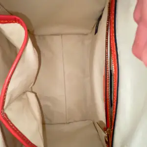 Fin gant väska i röd med vita sidor, lite sliten. Ca 3 år gammal.
