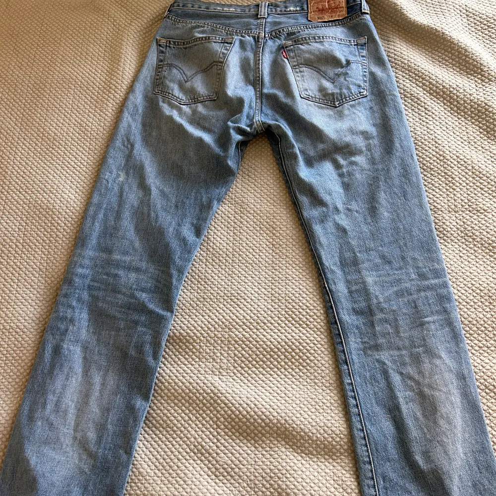 Levis 501 köpta här på plick (första bilden lånad från förra säljare). Superbra skick!!!🥰köpte för 500kr säljer för 250 men pris kan diskuteras . Jeans & Byxor.