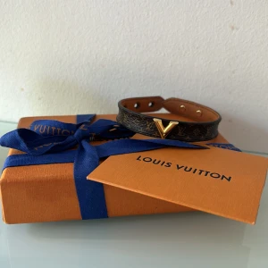  Louise Vuitton armband  - Säljer detta Louise Vuitton armband då det är lite för litet för mig det är i nyskick💗nypris 3000kr