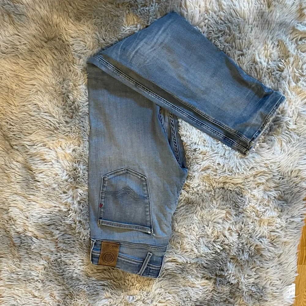 Replay jeans med fina slitningar För stora på mig o därför jag säljer Storlek 30/34 Dm mig vid funderingar. Jeans & Byxor.