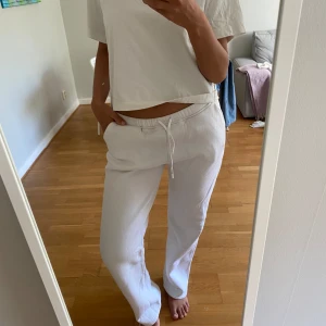 Lxa mjukisbyxor - Super fina vita mjukisbyxor säljes nu pga ingen användning😋☺️🌸
