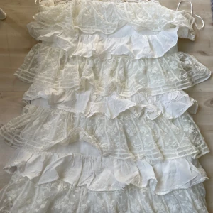 Vit klänning/studentklänning - Vit klänning t ex till studenten. Fint skick!💕