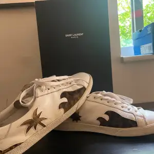 Säljer dessa unika skor från märket Yves saint laurent!! Dessa är helt slutsålda överallt helt omöjliga att få tag på, rapp legenden Kendrick lamar har setts ha på sig dessa därför har dessa blivit väldigt eftertraktade!