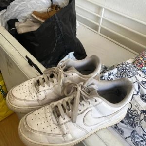 Air forces  - Väl använda, se bild på inre skador Nike är alltid lite små i storlekarna, så kan vara bra att gå upp en storlek 