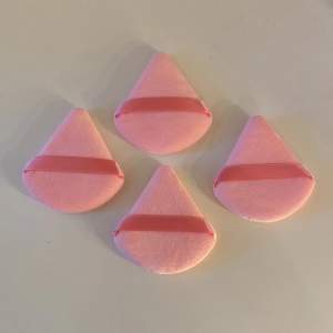 4 st triangle powder puffs för 40 kr sammanlagt 🎀<3
