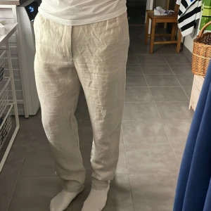 Ljusa linnebyxor J.Lindeberg (Srl 50) - Ljusa raka linnebyxor från J.Lindeberg med snören i midjan. Storlek 50. Väldigt bra skick.  (Nypris ca 1000kr) 🤗  