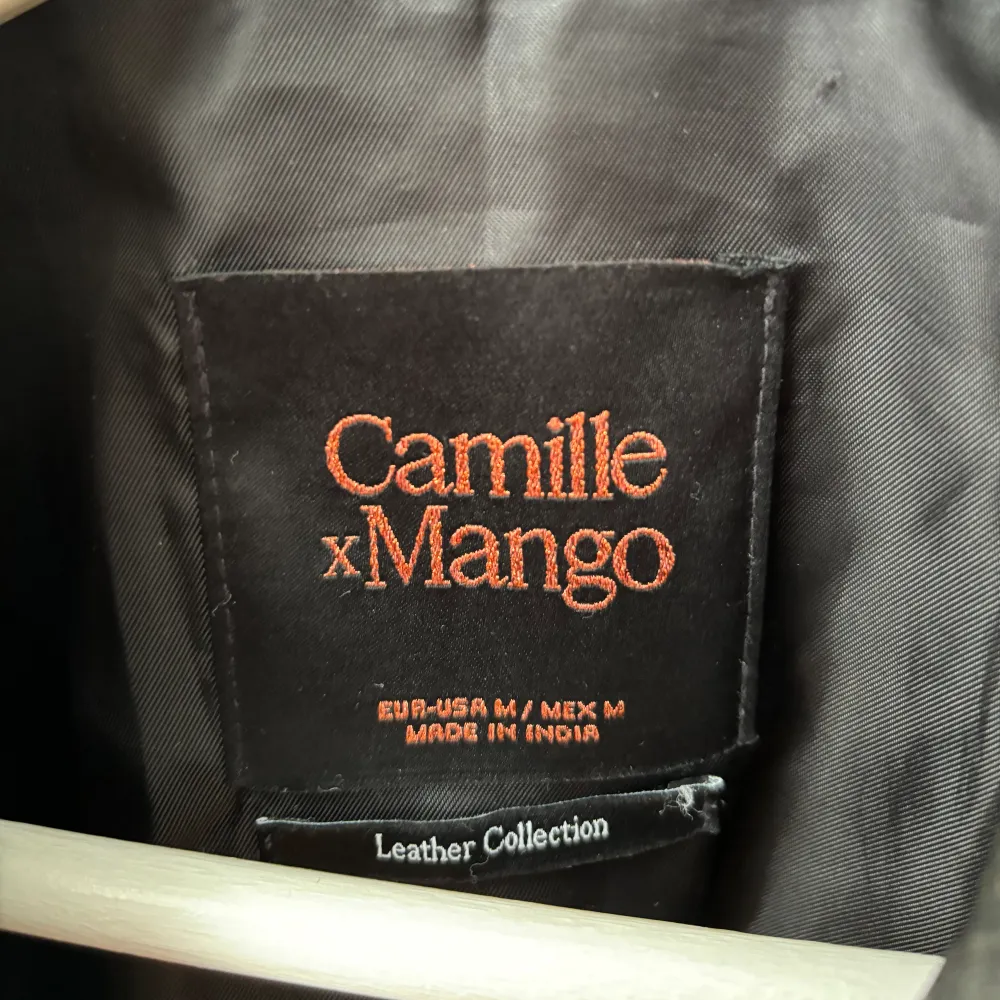Säljer denna vintage-liknande äkta skinnjacka jag köpte förra våren! Storlek M från Camille x Mango Leather Collection☀️☀️I mycket bra skick då den inte kommit till mycket användning💕. Jackor.