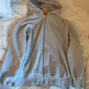 Oversized zip hoodie - Säljer denna tröja från Junkyard som är i riktigt bra skick.