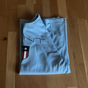Gant T-shirt ljusblå - Gant T-shirt i nyskick använd någon gång bara, skick 9,5 av 10