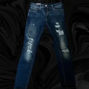 Snygga blåa Jack and Jones jeans 🔥 Är storlek 27/30 som ni kan se på en av bilderna det är modellen Liam/Skinny fit Den är i perfekt skick 👌