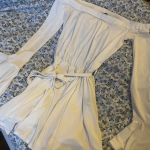 Studentklänning - Vit ”klänning”. Ser ut som en klänning men det är shorts. Perfekt för studenten eller andra festligheter 🌸