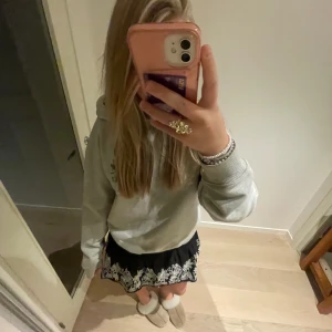 Kort svart kjol💘 - Så sjukt snygg svart kort kjol med vita broderingar💗Inga defekter eller liknande🎀Så söt!