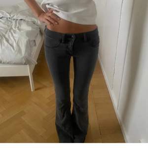Skit snygga mörkgrå jeans ifrån diesel, bra skick, stretchiga och sköna💗