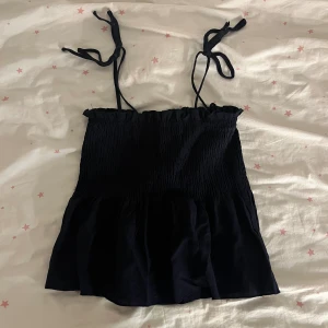 Sommar topp - Denna söta toppen kommer inte till användning längre och där av säljer jag den. Den är i superskick och är som ny!! Toppen är i storlek XS, den är väldigt stretchig och har justerbara band så den passar S också. Hör av er om ni har fler frågor💗💗