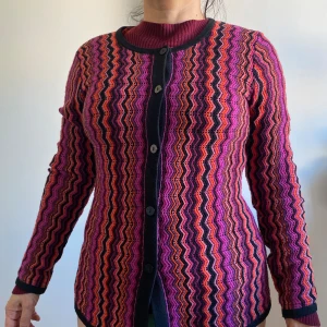 Cardigan  - Jättefin cardigan med ljusa färger💕 cardigan är i nyskick