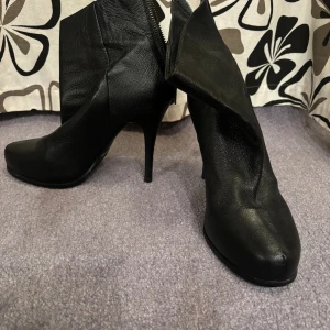 Wera Stockholm boots - högklackade boots från Wera i väldigt bra skick