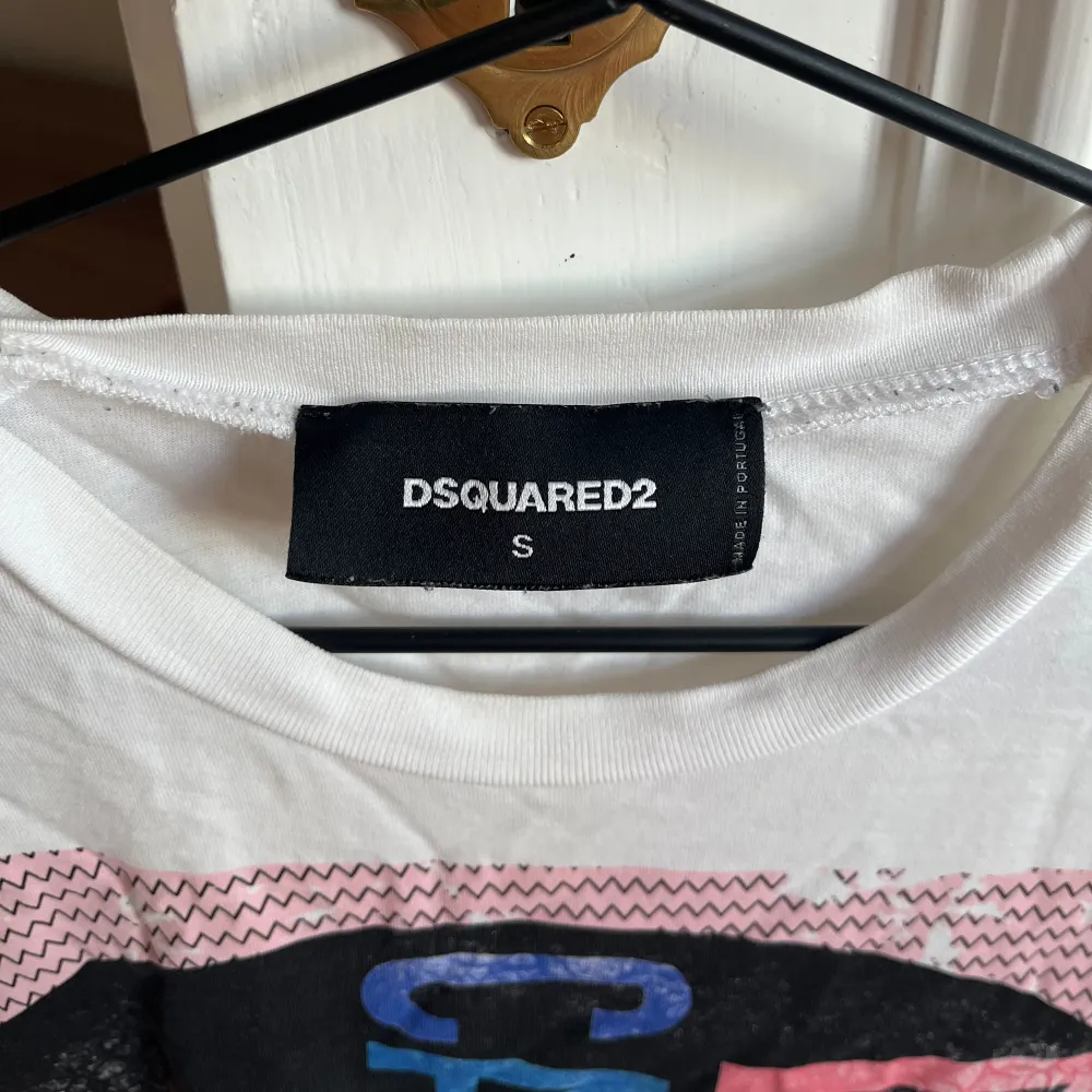 Säljer min Dsquared2 T-shirt i storlek S då den blivit för liten för mig. Inga hål eller liknande. Pris kan diskuteras. T-shirts.