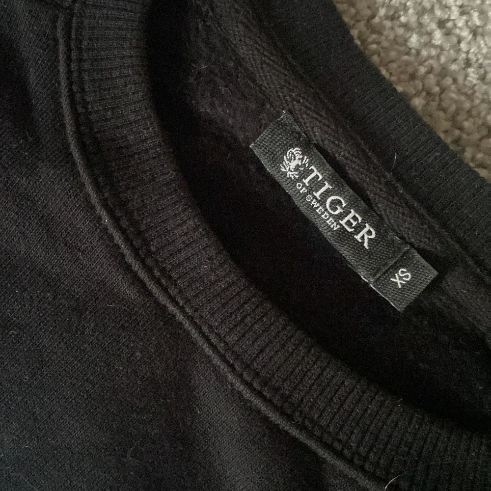En snygg sweatshirt ifrån tiger of sweden😍 Den är svart och i storlek xs ✨ Skriv om ni är intresserade eller har frågor. Tröjor & Koftor.