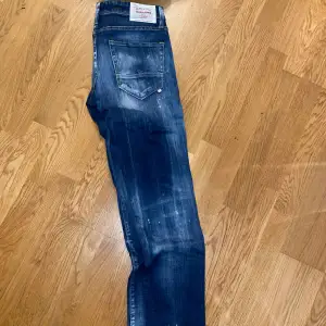 Väldigt fräscha jeans med en otroligt snygg tvätt i modellen Slim/Glenn. Jeansen är knappt använda. Dessa byxor är från jack&jones lite exklusivare kollektion och ovanliga. Nypris 1000kr mitt pris 599