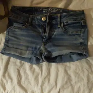 Såå snygga jeans shorts som är lågmidjade och har mönster på fickorna! Säljer då de är för små och låga för mig med S. Men de skulle passa perfekt på någon med xs/xxs.❤️