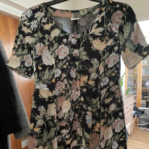 Blommig klänning stl S - Använd 2-3gånger så i nyskick. Stor S så passar även liten M